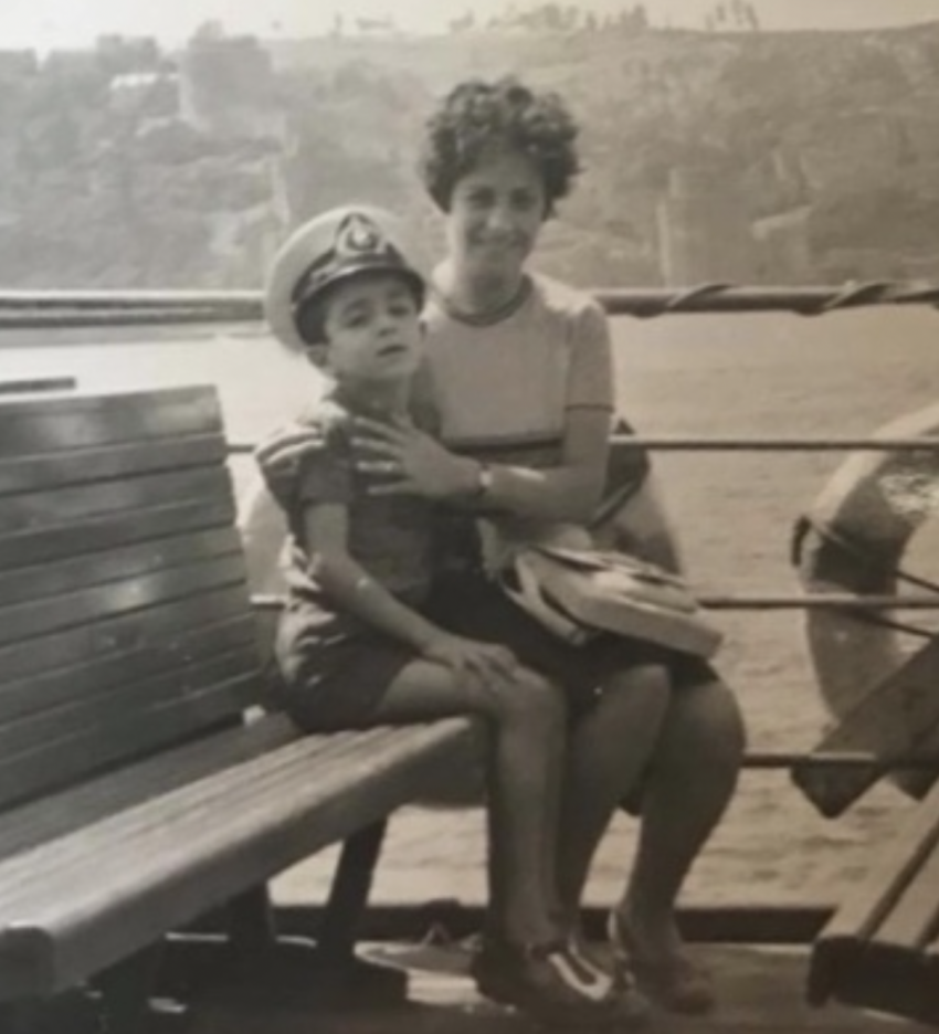 Photographie d’enfance de l’auteur avec sa mère.